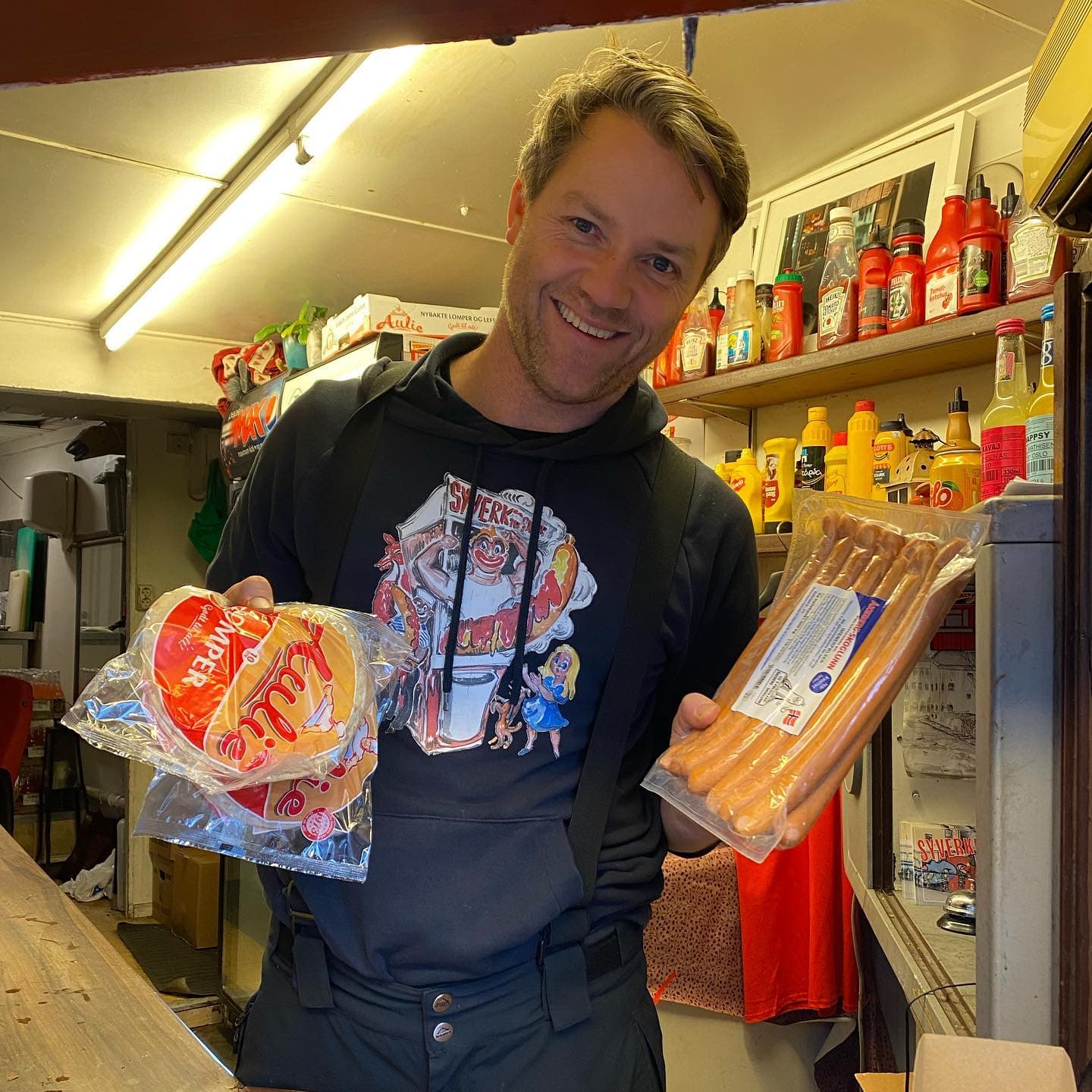 Erlend med lomper og pølser