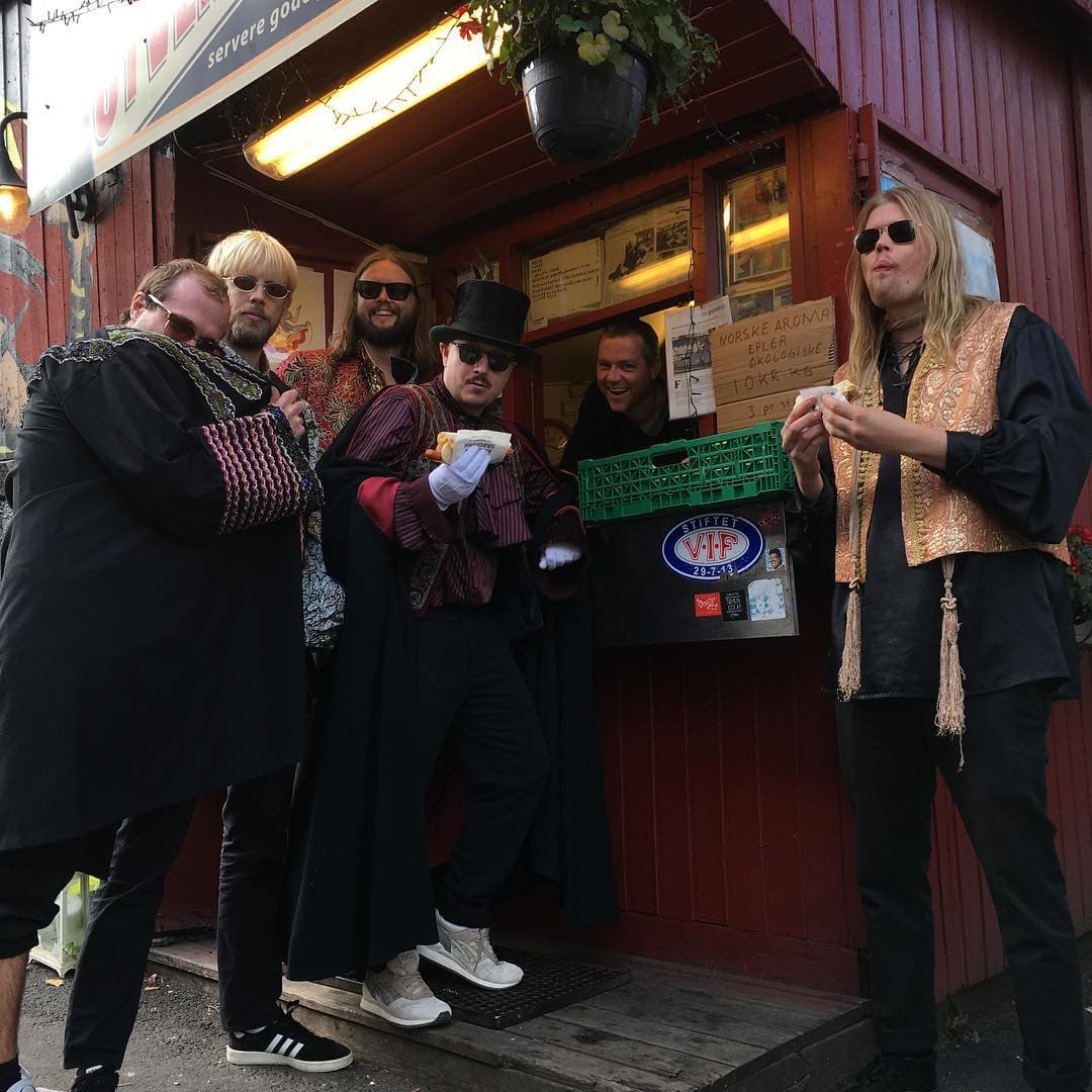 Gjester i kostyme utenfor Syverkiosken
